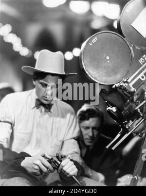 GARY COOPER sul set candid filmare primo piano di caricamento Pistola per STRADE CITTADINE 1931 regista ROUBEN MAMOULIAN storia Dashiell Hamett Paramount immagini Foto Stock