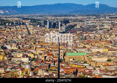 Città di Napoli in Italia, vista aerea del paesaggio urbano con il centro storico e il centro di Napoli, regione Campania. Foto Stock