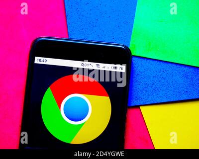 In questa illustrazione è illustrato un dispositivo Google Chrome di Google LLC il logo viene visualizzato sullo smartphone Foto Stock