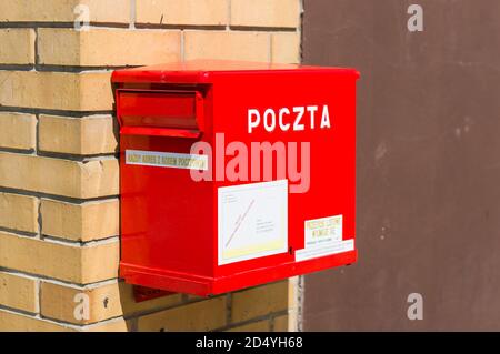 POZNAN, POLONIA - 07 agosto 2017: Casella postale di Red Poczta Polska su un muro Foto Stock