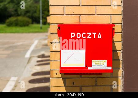 POZNAN, POLONIA - 07 agosto 2017: Casella postale di Red Poczta Polska su un muro Foto Stock