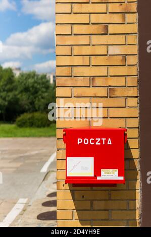 POZNAN, POLONIA - 07 agosto 2017: Casella postale di Red Poczta Polska su un muro Foto Stock