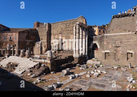 Antica città di Roma in Italia, rovine del Foro di Augusto con il Tempio di Marte Ultor (l'vendicatore). Foto Stock