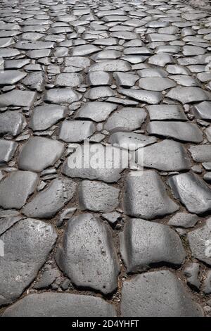 Via Sacra, strada principale dell'antica città di Roma in Italia, secoli di pietre lisce sfondo Foto Stock