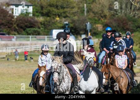 I turisti che si affacciano su un'escursione a cavallo lungo il fiume Gannel a Newquay in Cornovaglia. Foto Stock