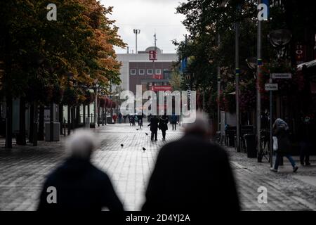 Duisburg, Germania. 12 Ott 2020. La gente cammina lungo la via dello shopping Königsstraße nel centro della città di Duisburg. Duisburg ha superato il livello di allarme di 50 nuove infezioni ogni 100,000 abitanti in sette giorni nella Pandemia di Corona. Secondo i dati del Robert Koch-Institute da Lunedi mattina. Credit: Fabian Strauch/dpa/Alamy Live News Foto Stock