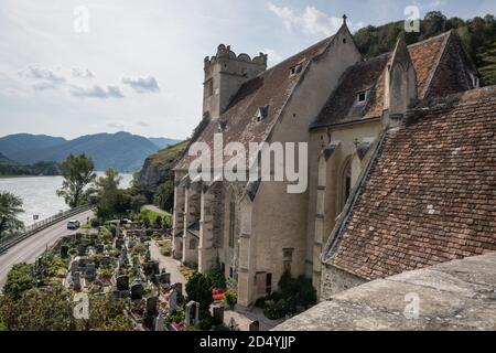 Pietra fortificata la chiesa di St Michael, accanto al fiume Danubio in Weissenkirchen, valle di Wachau, Austria Foto Stock