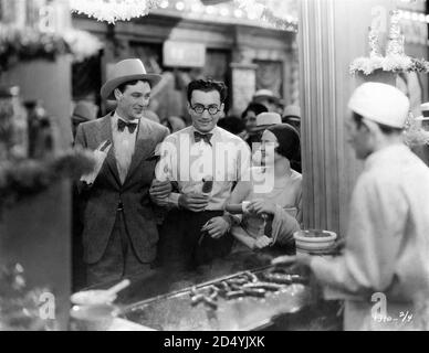 GARY COOPER ROUBEN MAMOULIAN e SYLVIA SIDNEY sul set candid Durante le riprese delle STRADE DELLA CITTÀ 1931 regista ROUBEN MAMOULIAN storia Dashiell Hammett Paramount immagini Foto Stock