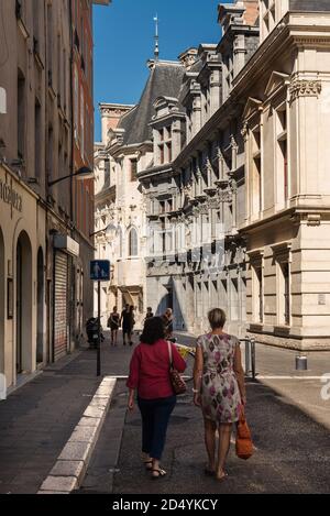 Grenoble Old Town Street Scene con la gente Foto Stock