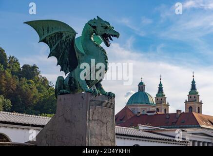 Una foto di uno dei draghi che decorano il Ponte del Drago. Foto Stock