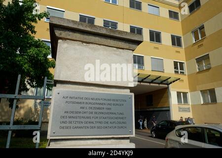 Firma, il 5 dicembre 1989 i cittadini di Potsdam hanno occupato l'amministrazione distrettuale del Ministero per la sicurezza di Stato Foto Stock