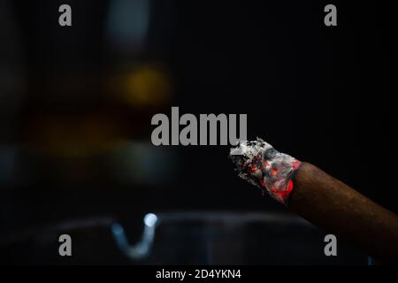 cigarillo bruciante, sigaro in primo piano, macro Foto Stock