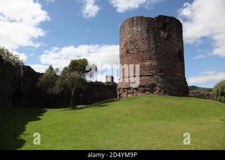 Muro circolare di Torrione e cortina del Castello di Skenfrith nel villaggio di Skenfrith, Monboccuthshire, Galles, costruito da Hubert de Burgh nel XIII secolo. Foto Stock