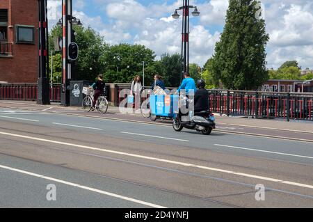 Cooblue Bicycle al Berlagebrug Bridge Amsterdam Paesi Bassi 2-7-2020 Foto Stock