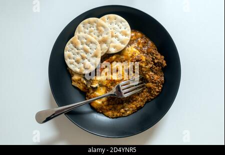 Moussaka di agnello greco con biscotti all'acqua inglesi Foto Stock