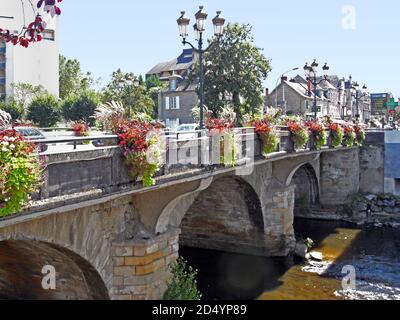 Brive-la-Gaillard in Francia: Il Pont Cardinal sul fiume Correze Foto Stock