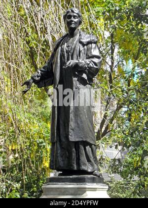 La statua di Emily (Emmeline) Pankhurst nella Victoria Tower di Londra Giardini Foto Stock