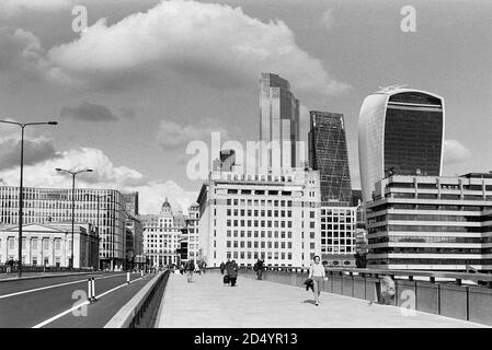 London Bridge, City of London, UK, nel settembre 2020, con pedoni e nessun traffico sul ponte Foto Stock