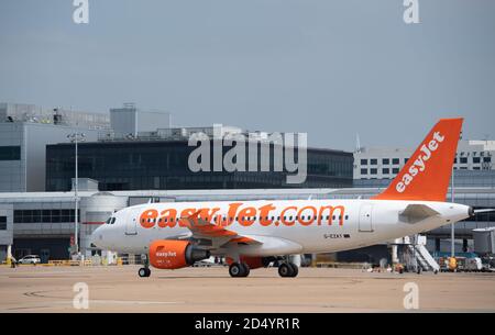 LONDRA, INGHILTERRA - MAGGIO 22: Un aeromobile EasyJet (G-EZAT) presso l'aeroporto di Gatwick il 22 maggio 2018 a Londra, Inghilterra. Foto Stock