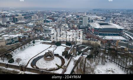 CARDIFF, GALLES - 18 MARZO: Una vista aerea del Castello di Cardiff dopo una nevicata invernale il 18 marzo 2018 a Cardiff, Galles. Foto Stock