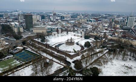 CARDIFF, GALLES - 18 MARZO: Una vista aerea del Castello di Cardiff dopo una nevicata invernale il 18 marzo 2018 a Cardiff, Galles. Foto Stock