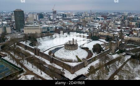 CARDIFF, GALLES - 18 MARZO: Una vista aerea del Castello di Cardiff dopo una nevicata invernale il 18 marzo 2018 a Cardiff, Galles. Foto Stock
