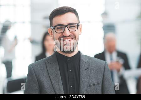 primo piano. consulente finanziario seduto in un ufficio moderno Foto Stock