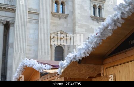 Decorazioni per il mercatino di Natale in Piazza della Basilica di Santo Stefano a Budapest Foto Stock