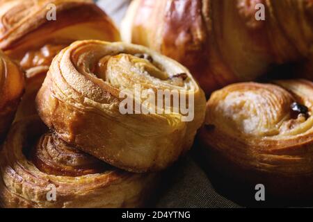 Varietà di fatti in casa di pasta sfoglia panini alla cannella e croissant. Close up. Foto Stock