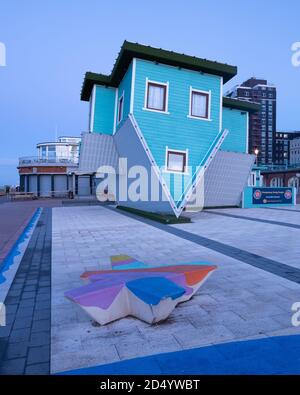 Upside Down House sul lungomare di Brighton. Brighton, East Sussex, England, Regno Unito Foto Stock