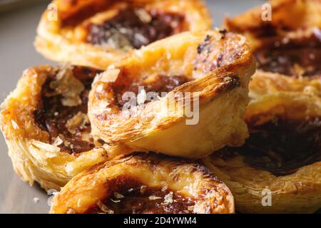 Tradizionale portoghese crostata di uova dessert pastello Pasteis de nata. Close up Foto Stock