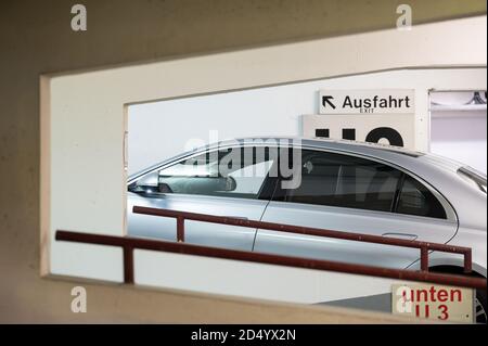 Stoccarda, Germania. 12 Ott 2020. Una Mercedes-Benz S-Class senza occupanti guida automaticamente attraverso un garage all'aeroporto di Stoccarda durante una presentazione stampa. Grazie alla tecnologia appositamente installata in auto molto specifiche ultramoderne, potranno in futuro navigare autonomamente attraverso un garage appositamente attrezzato all'aeroporto. Credit: Marijan Murat/dpa/Alamy Live News Foto Stock