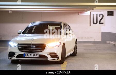 Stoccarda, Germania. 12 Ott 2020. Una Mercedes-Benz S-Class senza occupanti guida automaticamente attraverso un garage all'aeroporto di Stoccarda durante una presentazione stampa. Grazie alla tecnologia appositamente installata in auto molto specifiche ultramoderne, potranno in futuro navigare autonomamente attraverso un garage appositamente attrezzato all'aeroporto. Credit: Marijan Murat/dpa/Alamy Live News Foto Stock
