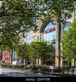 Das Schloss (il Castello). Moderno centro commerciale costruito nel 2004-2006 con cemento armato e pietra arenaria façade, a Steglitz-Berlino Foto Stock