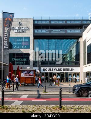Boulevard Berlin - grande centro commerciale a Schloßstraße 10, Steglitz, Berlino. Vista esterna del centro commerciale Foto Stock