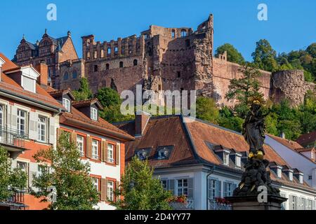 Vista dal Kornmarkt con la colonna Mariana di Heidelberg Castello Foto Stock