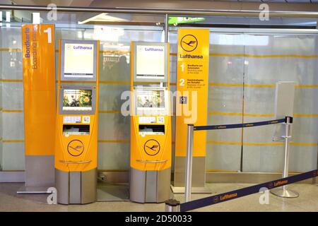 Terminal self-service Lufthansa per check-in veloce all'aeroporto Tegel di Berlino, Germania Foto Stock