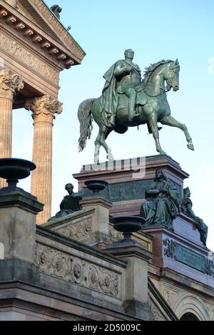 Statua equestre di Friedrich Wilhelm IV, re di Prussia di Alexander Calandrelli di fronte all'Alte Nationalgalerie a Berlino, Germania Foto Stock