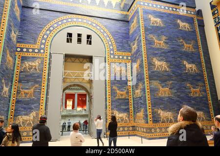 Ishtar Gate, Pergamon Museum di Berlino, Germania Foto Stock