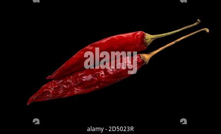 top shot di peperoncino rosso isolato su sfondo nero Foto Stock