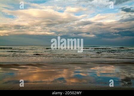 Cielo nuvoloso lungo la costa adriatica nella stagione invernale Foto Stock