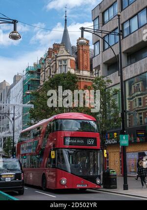 Autobus rosso a due piani Londra 159 per Marble Arch. Oxford Street e Gilbert St. Edificio alle spalle con dettagli del primo Rinascimento francese, mattoni rossi Bracknell Foto Stock