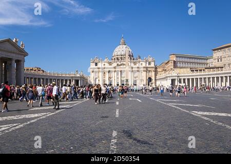 Piazza San Pietro e Basilica nella Città del Vaticano, Roma, Italia Foto Stock