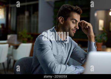 Giovane uomo d'affari che lavora alla sua scrivania in un ufficio tranquillo Foto Stock