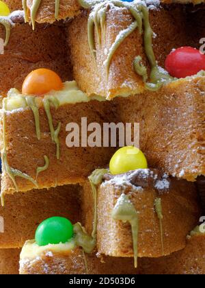 Closeup Pandoro tradizionale torta di natale italiana decorata con cioccolato. Vacanze invernali cucina tradizionale italiana Foto Stock