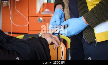 l'infermiera abbraccia un bambino e lo cura all'interno dell'ambulanza. Foto Stock