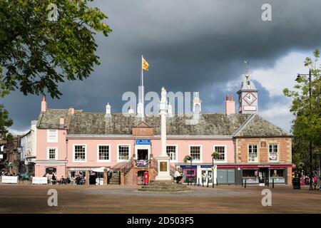 Edificio rosa del Vecchio Municipio con persone che siedono all'esterno di caffetterie nel centro cittadino pedonale. Market Square, Carlisle, Cumbria, Inghilterra, Regno Unito, Gran Bretagna Foto Stock