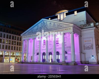 Bruxelles, Belgio - Apr 2019: Facciata teatro reale de la Monnaie in Bruxelles Belgio illuminato di notte. Foto Stock