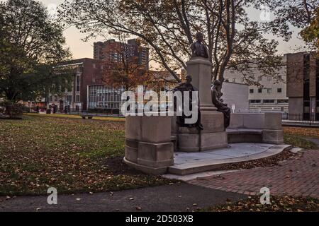 Syracuse, New York, Stati Uniti. 10 ottobre 2020. Il monumento bianco di Hamilton dedicato nel 1905 per onorare gli uomini che hanno perso la vita combattendo gli incendi nella F Foto Stock