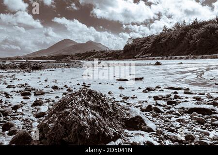 Old Head spiaggia sulla costa occidentale guardando verso la montagna di Croagh Patrick a Louisburgh, County Mayo, Irlanda Foto Stock